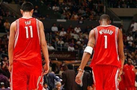 背身接球成 背身接球成